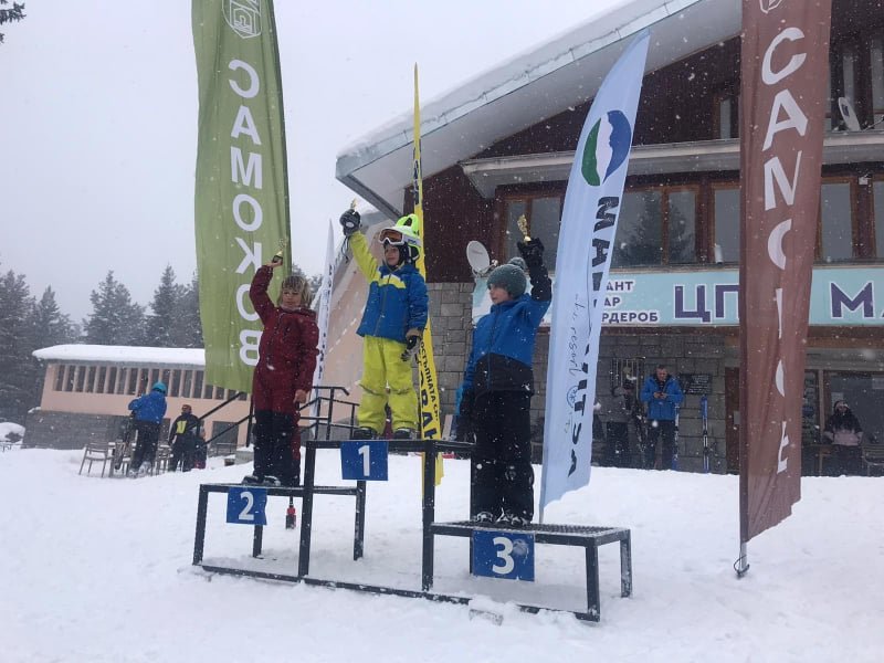 Над 80 малки скиори нападнаха „Мальовица”, клуб „Бороборд” обра медалите в слалома (СНИМКИ)