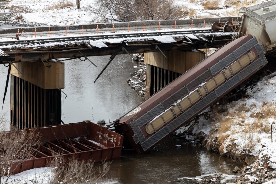 Влак дерайлира в Колорадо, вагоните му паднаха в река (ВИДЕО)