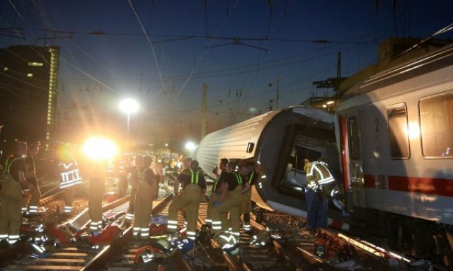 За един убит и най малко 30 ранени при влакова катастрофа