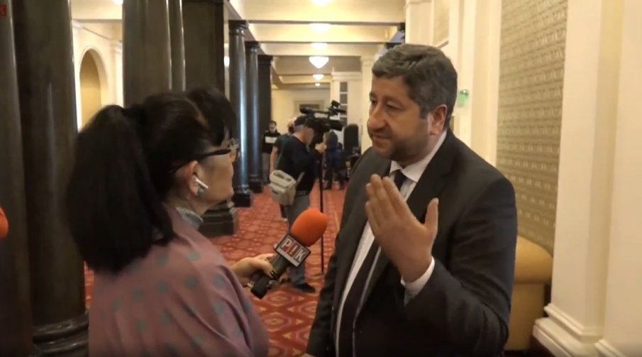 Съпредседателят на Демократична България Христо Иванов коментира пред журналисти в