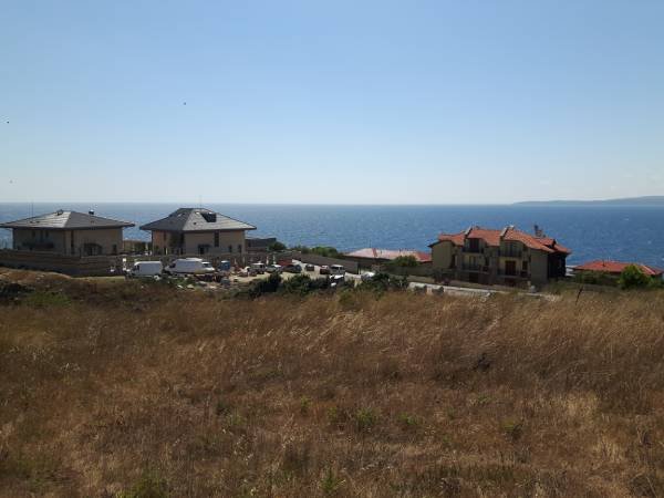 Три имота в Созопол, в непосредствена близост до плажа, ще