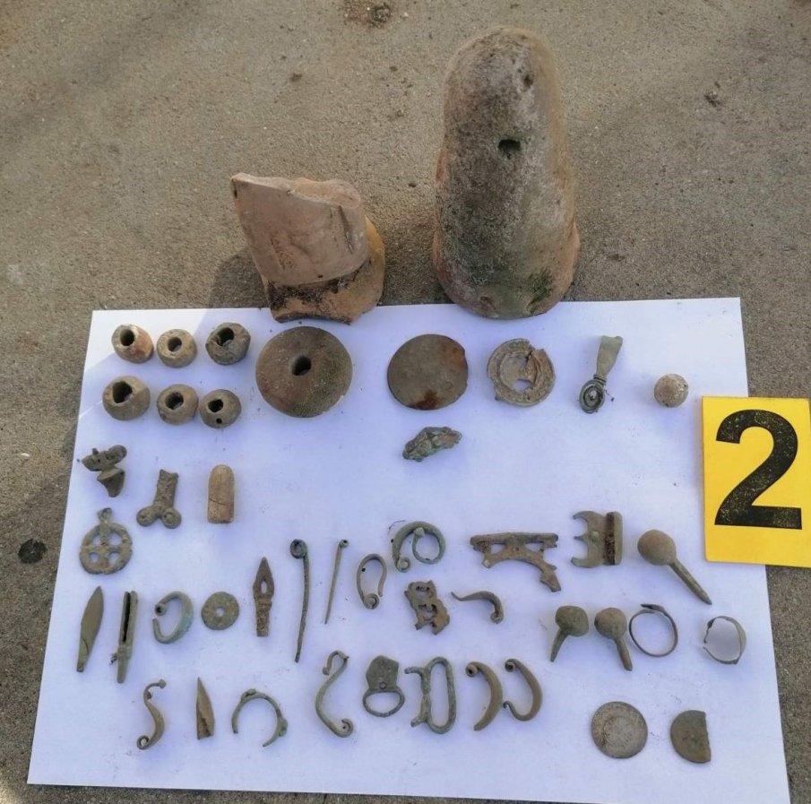 Гранични полицаи намериха укрити археологически ценности, съобщи пресцентърът на МВР.