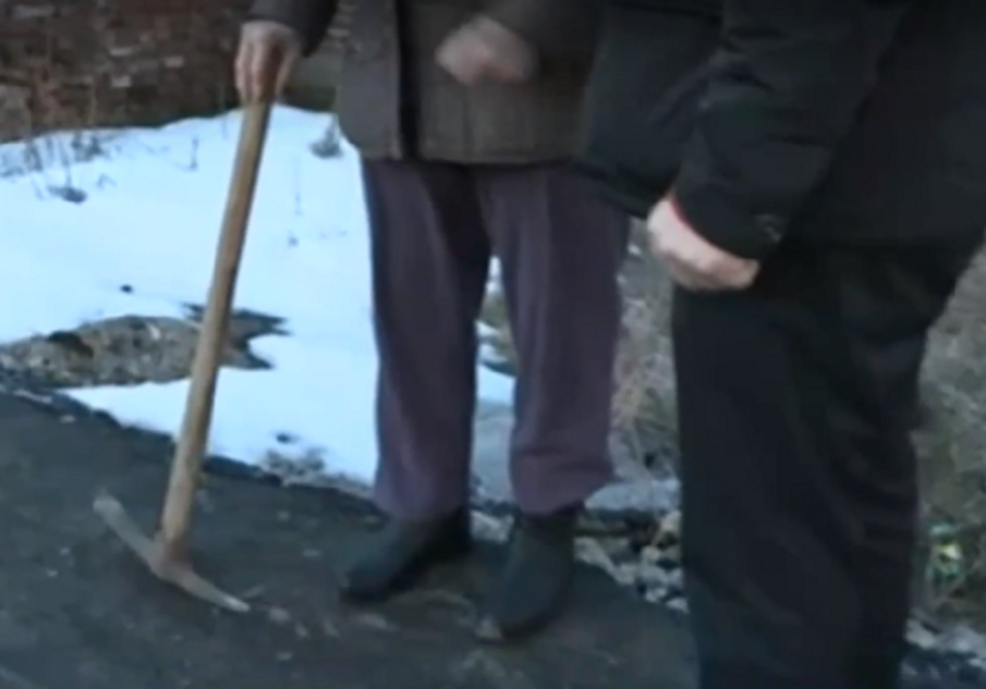 АБСУРД: Хора къртят нови тротоари в село Драгушиново, за да влязат в къщите си