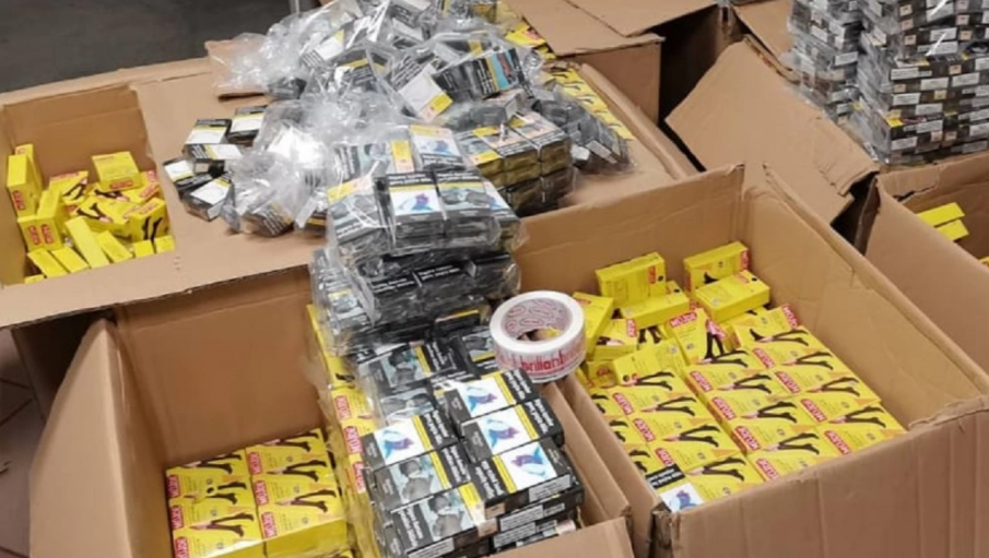 Митничари откриха нелегални цигари, опаковани като дамски чорапи (ВИДЕО/СНИМКИ)