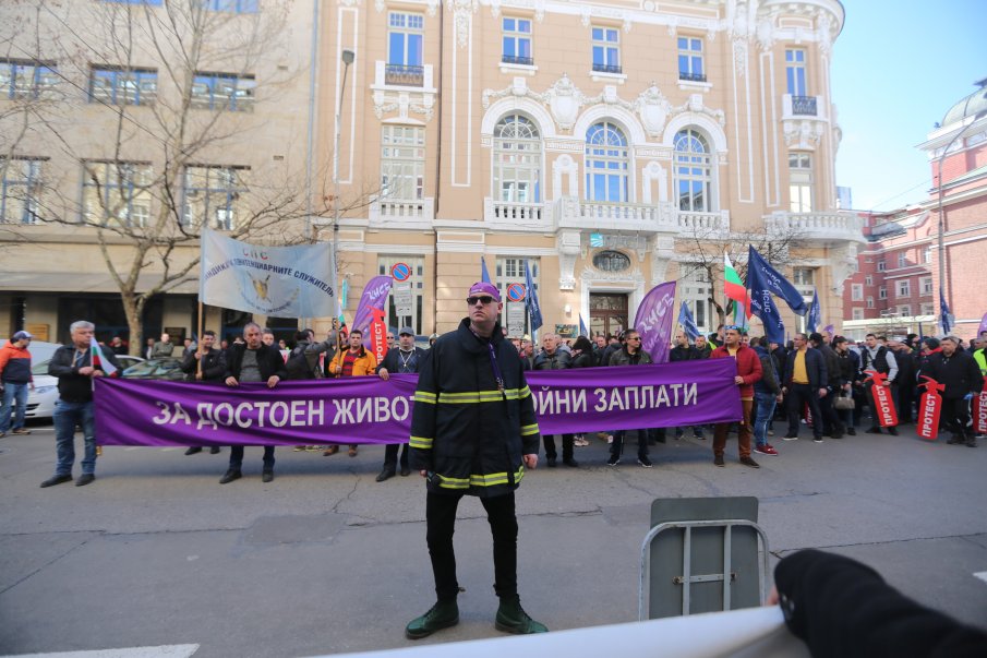 ГОРЕЩО В ПИК! Протестиращите огнеборци към правителството: Не си играйте с огъня! От опит знаем - опасно е! (СНИМКИ)