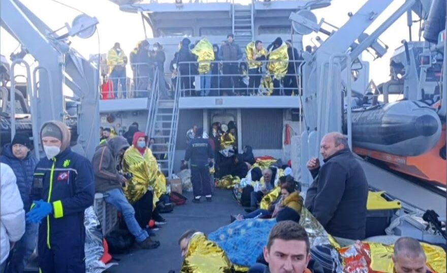 Двама българи са в капан на кораба край Корфу