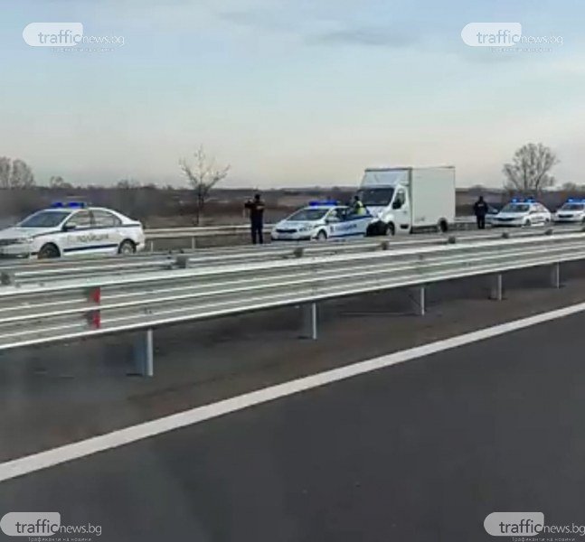 ОТ ПОСЛЕДНИТЕ МИНУТИ: Заловиха 40 мигранти на АМ Тракия (ВИДЕО)