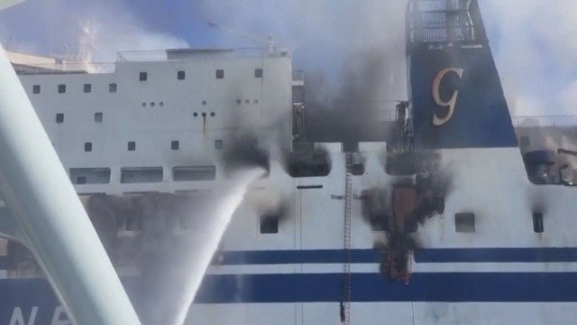 На опожарения ферибот е открит жив един от издирваните пътници