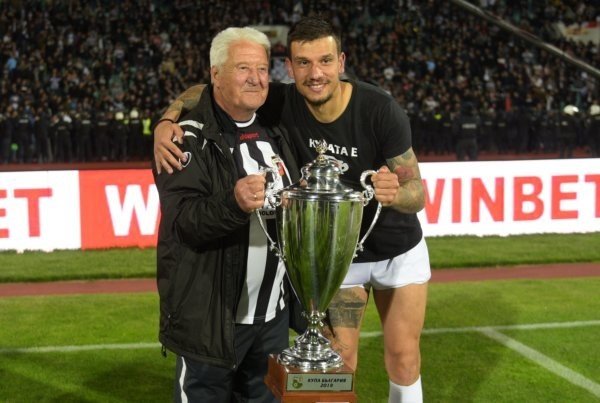 НА СВЕТИ ВАЛЕНТИН: Капитанът на Септември предложи брак на фризьорка (СНИМКА)