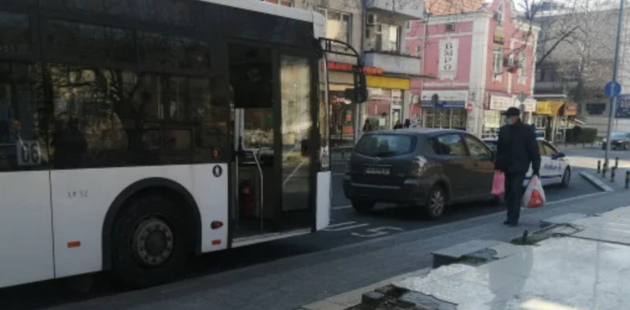 Автобус се наниза в автоколона в центъра на Пловдив, шофьорите са в капан