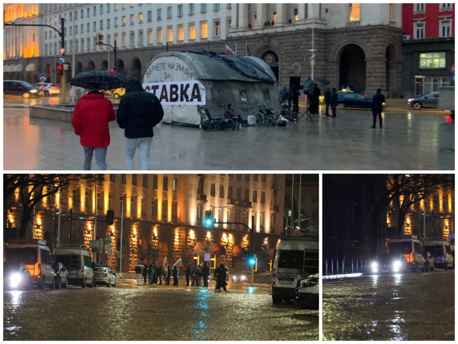 Плакатите Оставка се върнаха пред Министерския съвет, протестиращите са категорични - толеранс за правителството на Петков няма да има