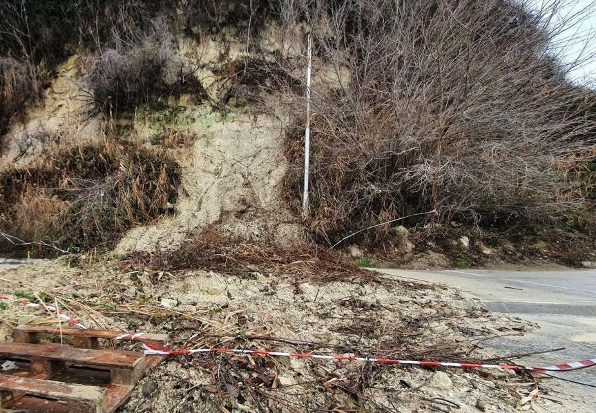 Общината в Бургас укрепва свлачище в Морската градина