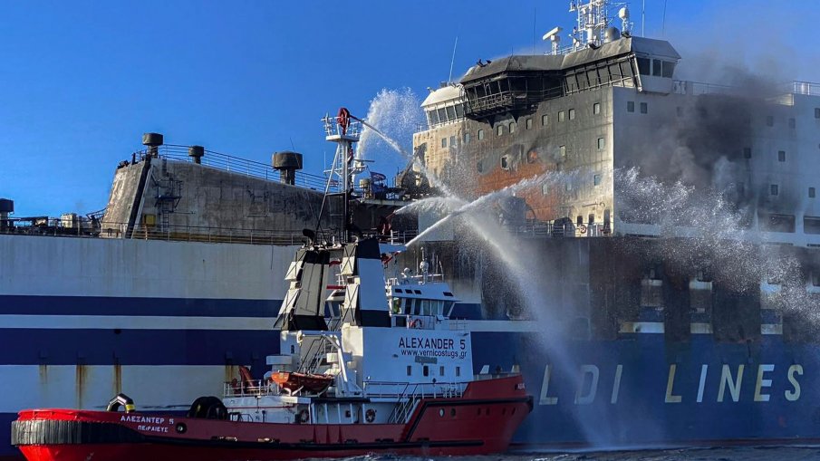 ОТ ПОСЛЕДНИТЕ МИНУТИ: Намериха овъглено тяло на изгорелия ферибот