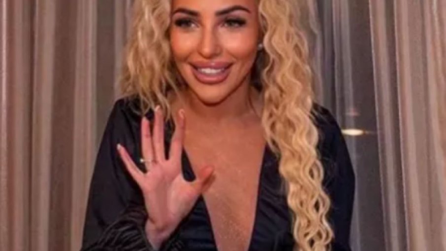 Скандалната Габриела от Ергенът е в обятията на богаташ (СНИМКИ)