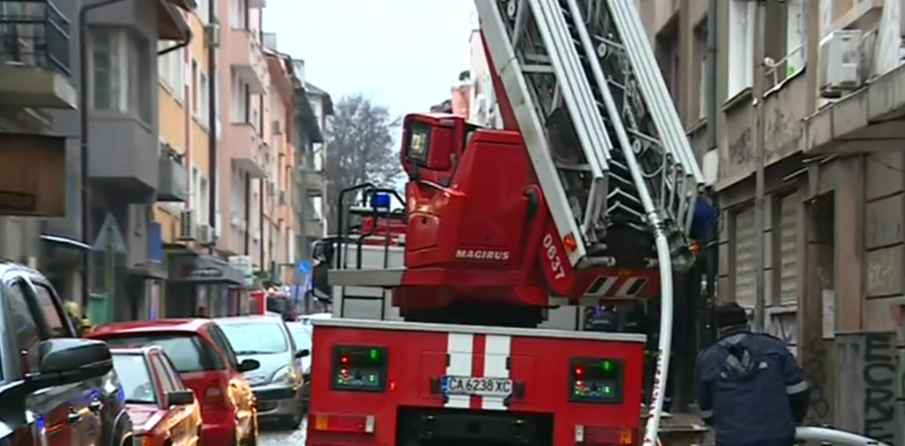 Трима души загинаха след голям пожар в центъра на София