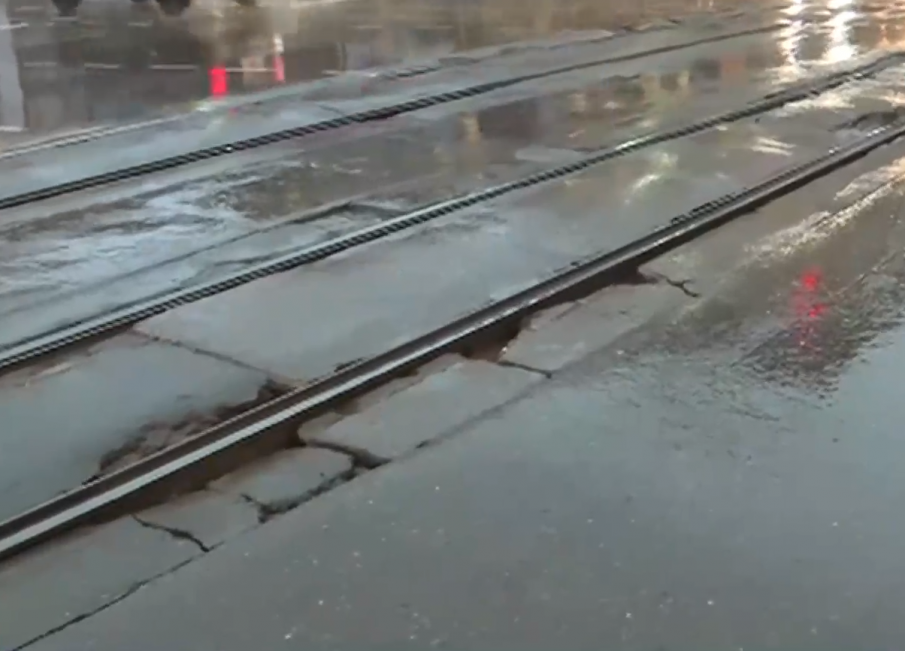 ПОРЕДЕН АБСУРД: Трамвайна релса в София стърчи във въздуха