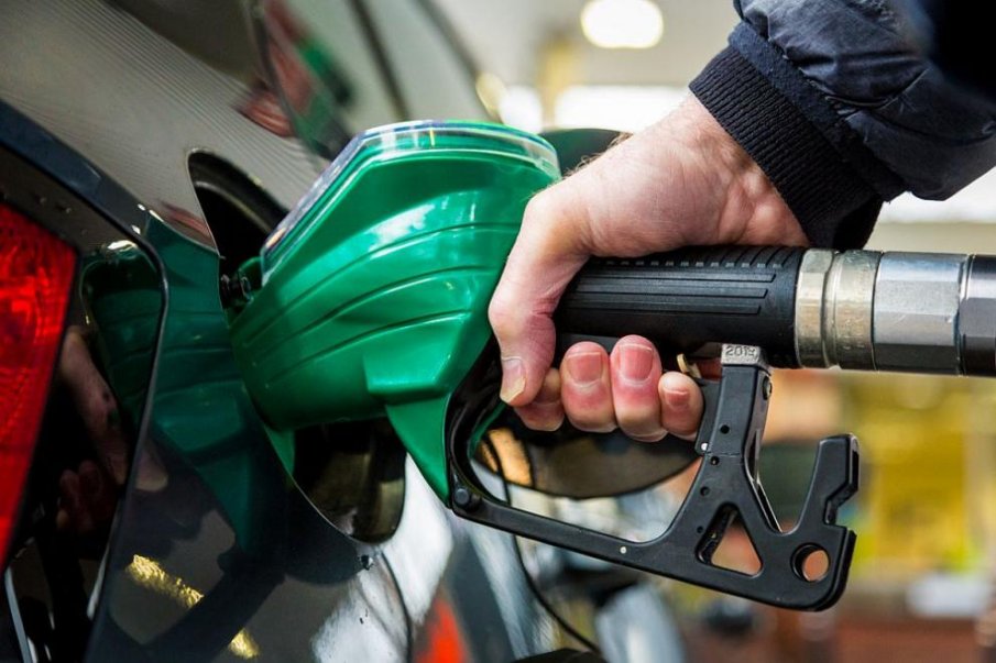 Опасения за спад в търсенето понижиха цената на петрола