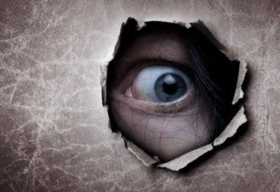 Тийнейджър проби дупка в стена на училище, за да краде