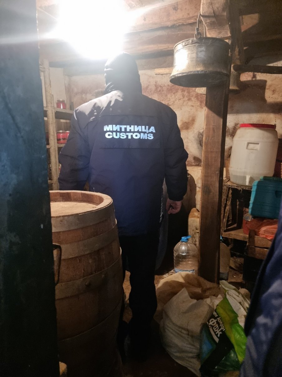 Митнически служители задържаха над 1500 л етилов алкохол без платен акциз в района на Никопол, Дулово и Горна Оряховица