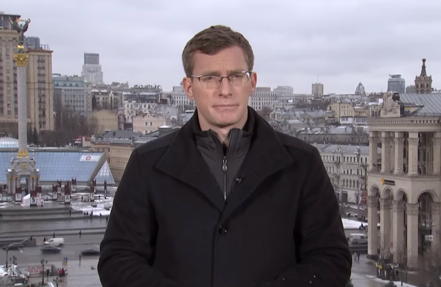 НЕВЕРОЯТНО: Кореспондент в Киев предава на 6 езика за кризата в Украйна (ВИДЕО)