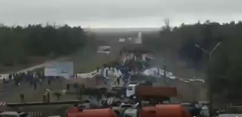 Работници от Запорожието блокираха подстъпите на руснаците към ядрената им централа (ВИДЕО)