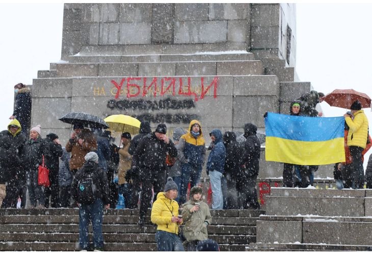 Стотици се събраха на протест със спрей пред Паметника на съветската армия! Даниел Митов, Андрей Ковачев, Георг Георгиев и младежите от МГЕРБ също участваха (СНИМКИ)