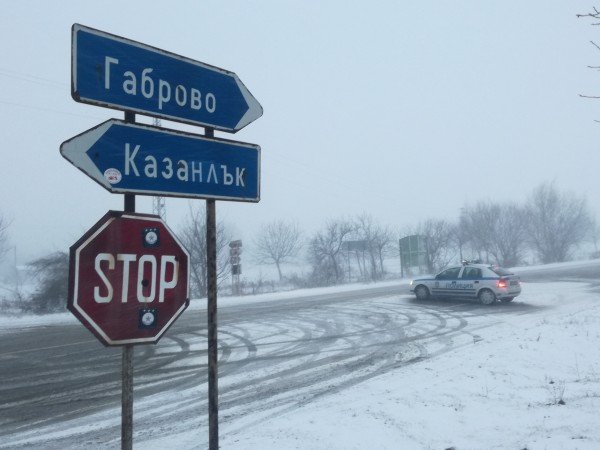 ШОФИРАЙТЕ ВНИМАТЕЛНО: Сняг вали на прохода Шипка