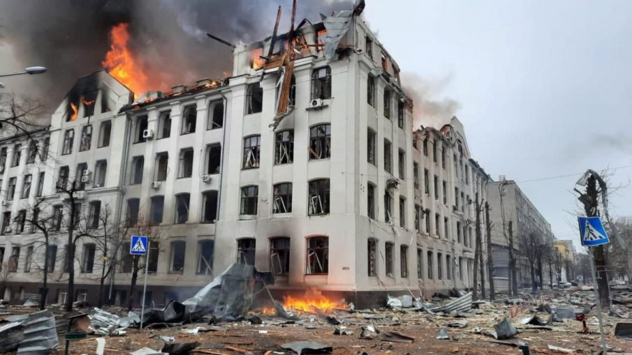 АТАКИТЕ НЕ СПИРАТ: Центърът на Харков отново под обстрел, горят университетът и полицията (ВИДЕО/СНИМКИ)