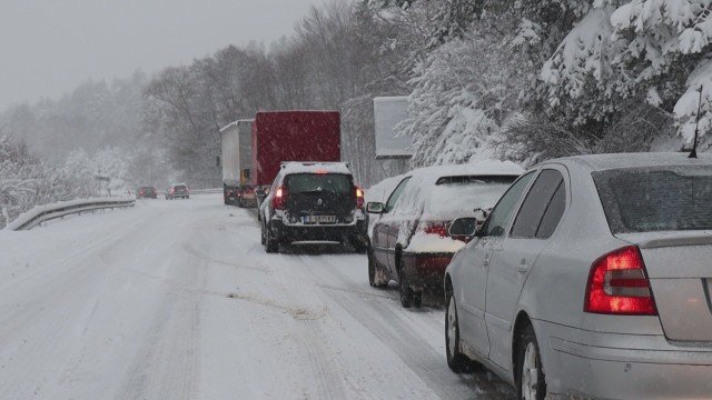 АПИ предупреждава за сняг по пътищата, шофьорите да внимават