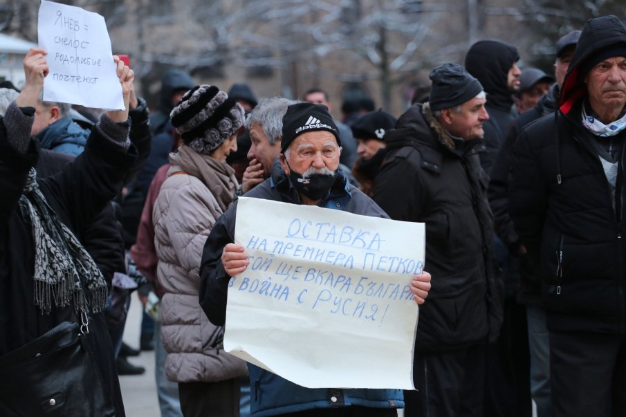 Снимка: Граждани на бунт пред МС в защита на Стефан Янев
