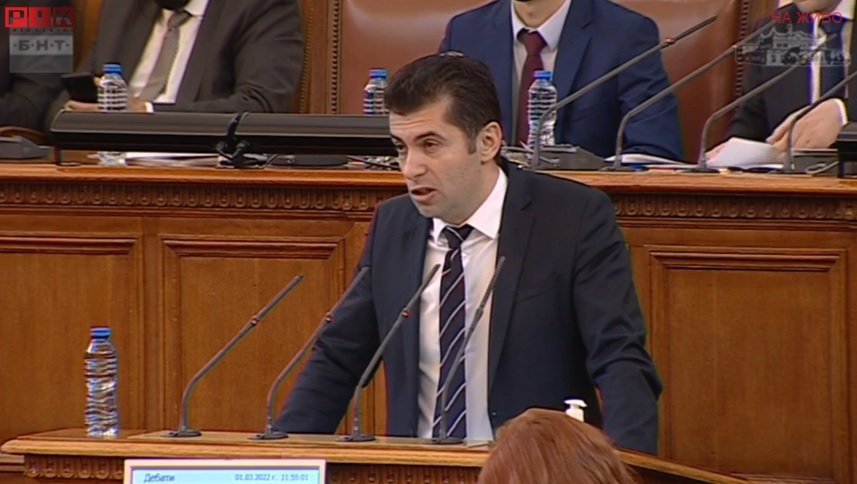 Кирил Петков атакува Стефан Янев от парламентарната трибуна: Докато някои се упражняваха по риторика, сме изнесли 190 българи от Украйна (НА ЖИВО)