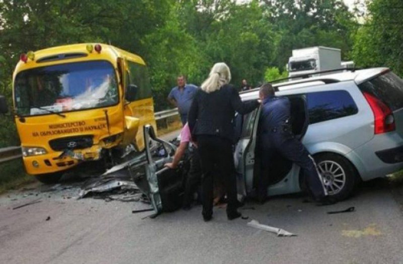 Кола се блъсна в ученически автобус край Смядово, има загинал