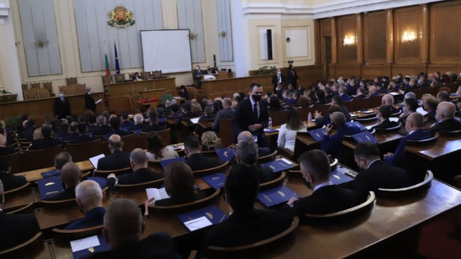 САМИ СИ СЕ РАДВАТ: Депутатите приеха бюджета с аплодисменти