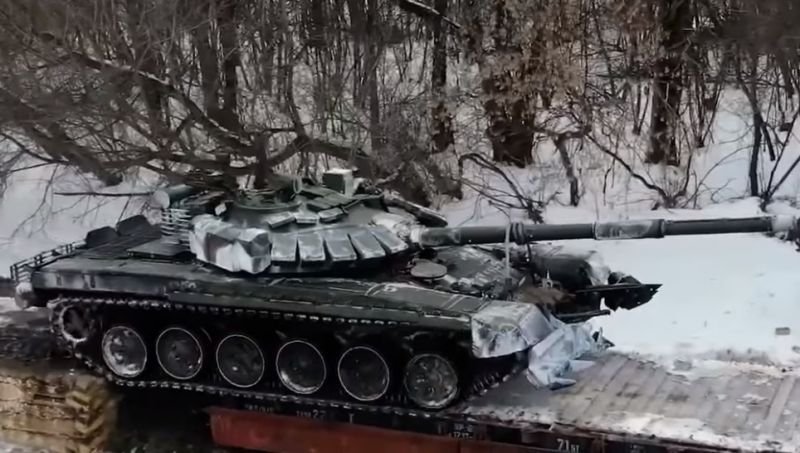 ПОХИЩЕНИЕ: Роми с трактор задигнаха руски танк в Украйна (ВИДЕО)