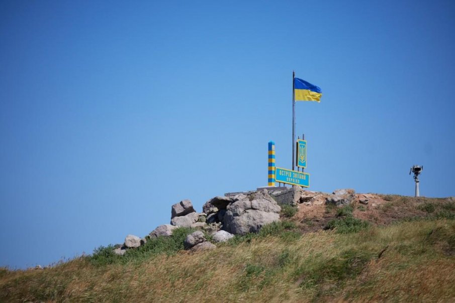 Украинските военнослужещи от Змийския остров са живи и в плен,