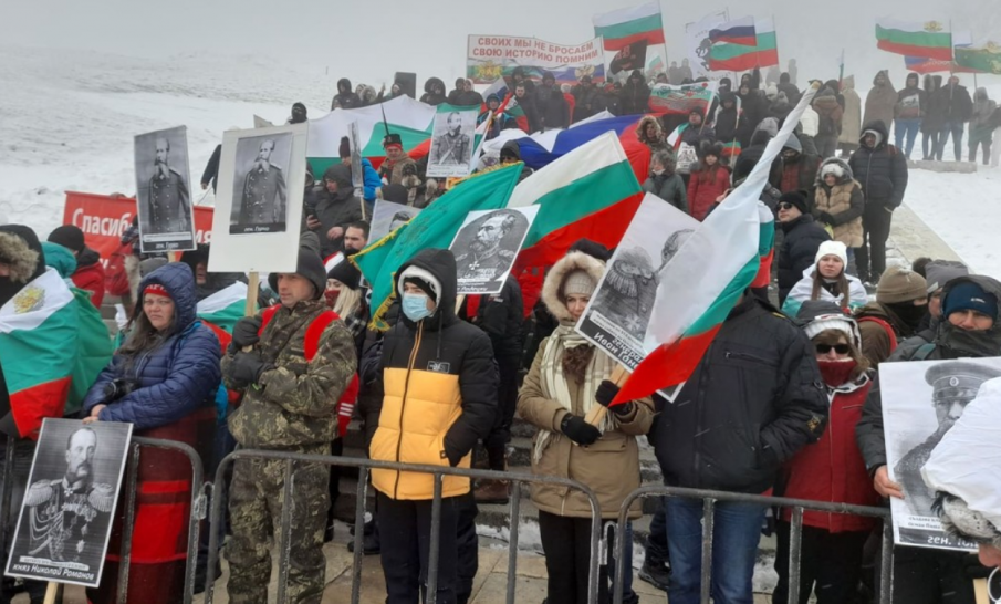 Хиляди българи катерят Шипка в снега, за да се поклонят пред героите (СНИМКИ)