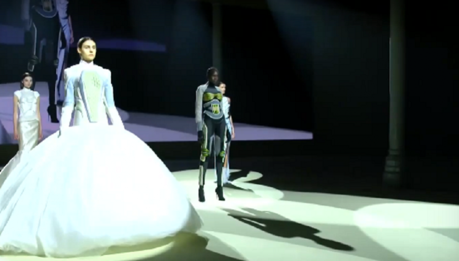 Дизайнерът Оливие Рустейн с призив за мир в новата си колекция