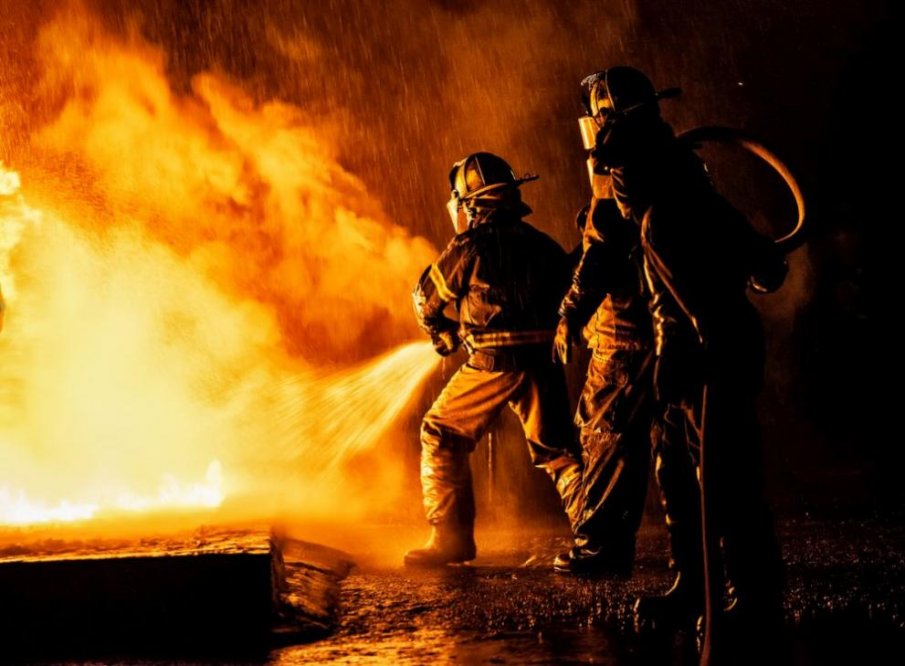 Голям пожар в Пловдив, горя мебелен шоурум в „Тракия“