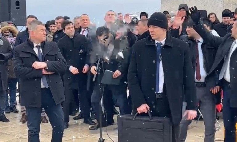 Русенец замерял премиера със снежни топки на Шипка