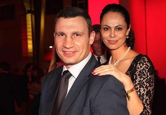 Коя е жената до киевския кмет Виталий Кличко, който се сражава за Украйна Коя е жената до киевския кмет Виталий Кличко, който се сражава за Украйна