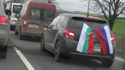 В Бургас се сбиха за украинския флаг, продавачите на знамена скриха от сергиите руските знамена