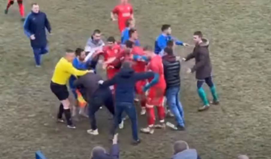 БАЛКАНСКИ СТРАСТИ: Здрав кютек на мач в Сърбия (ВИДЕО)