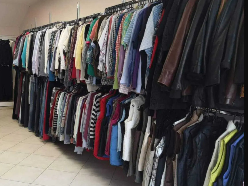 Търговци разпродават дънки и жилетки по 10 лева, чистят рафтовете