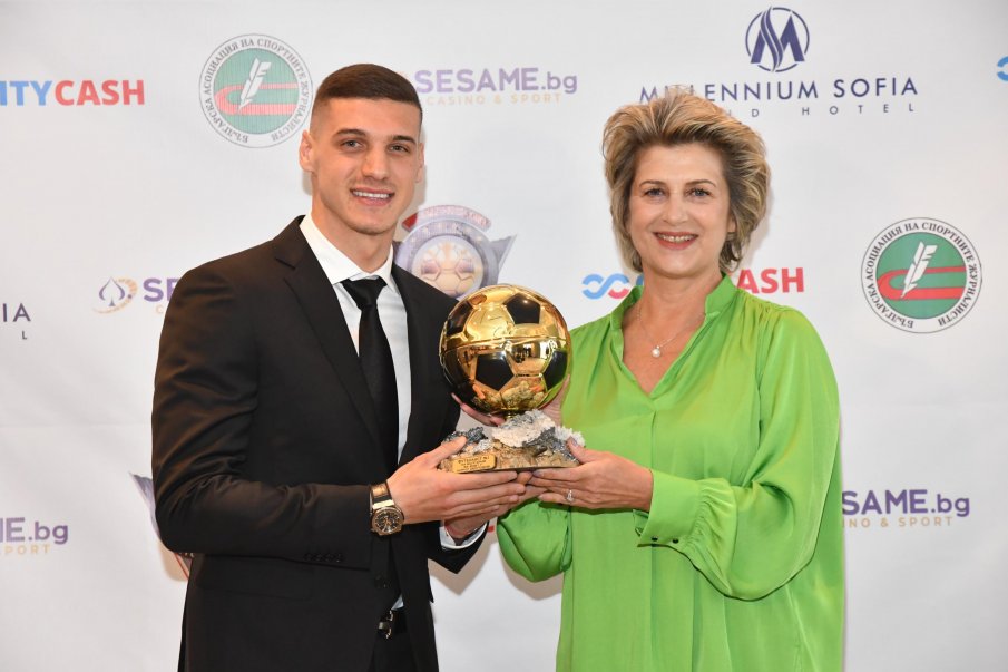 ТАЗИ ВЕЧЕР: Коронясват най-добрия футболист на България