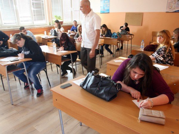 МОН предлага преструктуриране на учебните планове и ваканциите