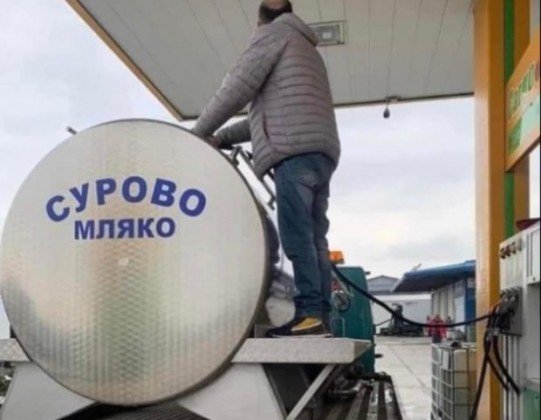 ОТМЪЩЕНИЕ: Отнемат разрешителното на превозвач, използвал цистерна за мляко, за да я пълни с гориво при психозата по бензиностанциите