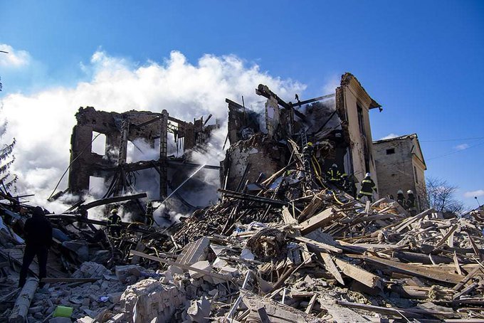 ГОРЕЩО ОТ ФРОНТА: Руски самолети бомбардираха две болници в Житомир, едната е детска (ВИДЕО)