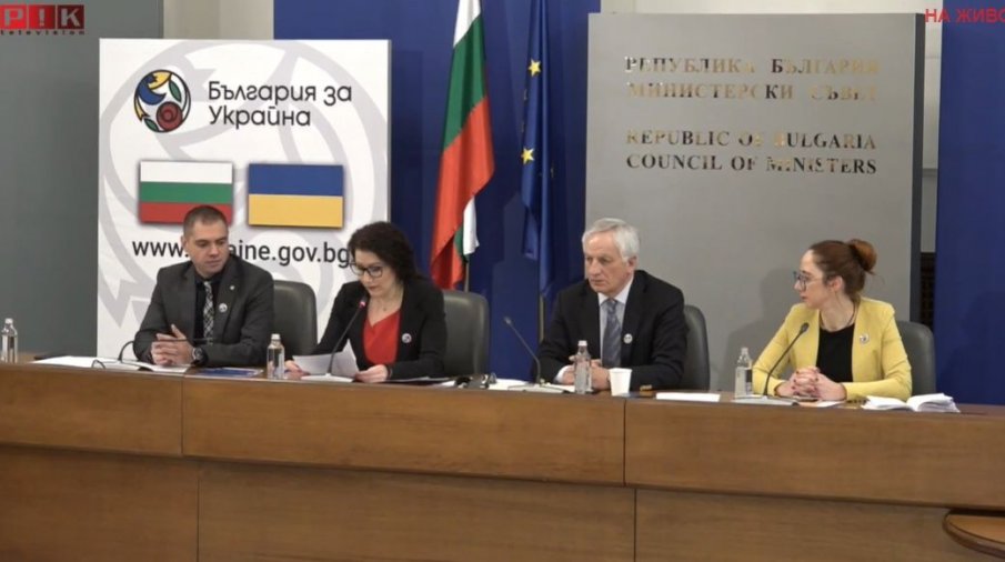 Шабът на Министерски съвет обясни как ще се справи с бежанската криза, за да не опъва палатки в калта из телени лагери