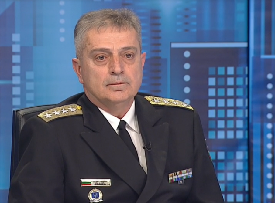 Радев изслушва доклада за състоянието на въоръжените сили