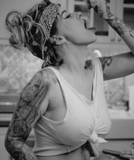 Андреа от Хелс Китчън се разголи над котлона (СНИМКИ)